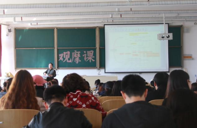 会议室里的人们描述已自动生成 会议室里的人们描述已自动生成