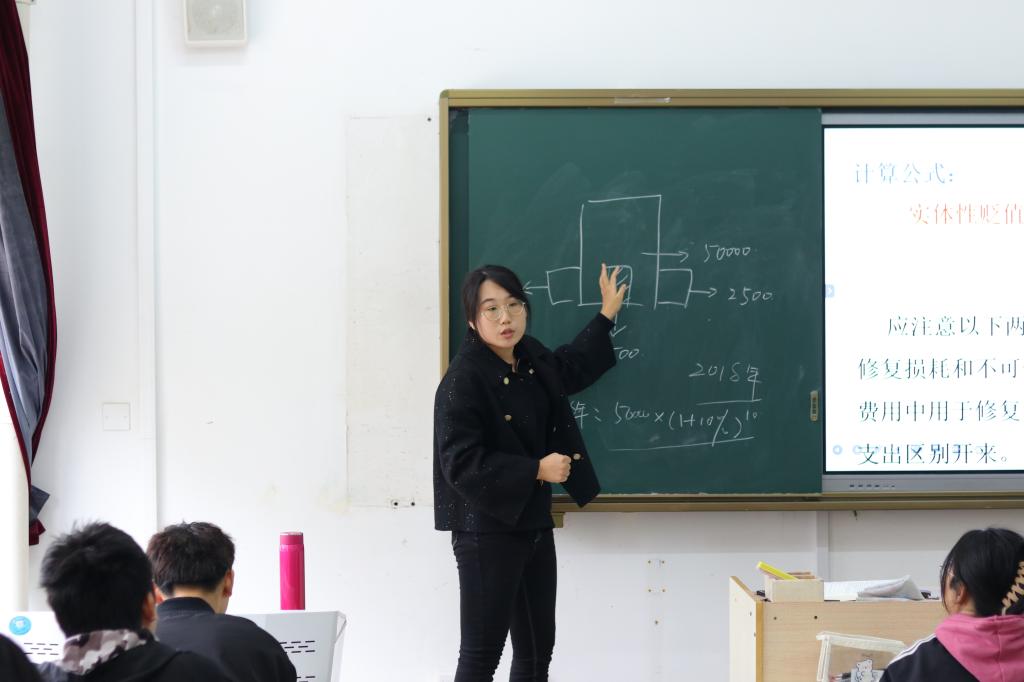 一群人站在人的照片上写着字描述已自动生成 一群人站在人的照片上写着字描述已自动生成