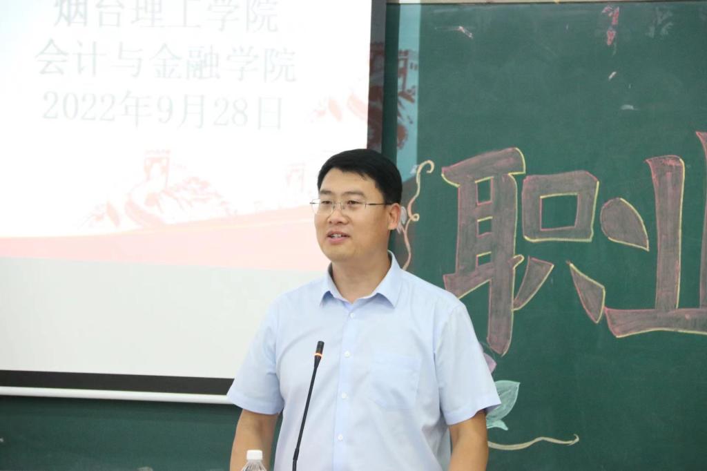 男人站在那里描述已自动生成 男人站在那里描述已自动生成