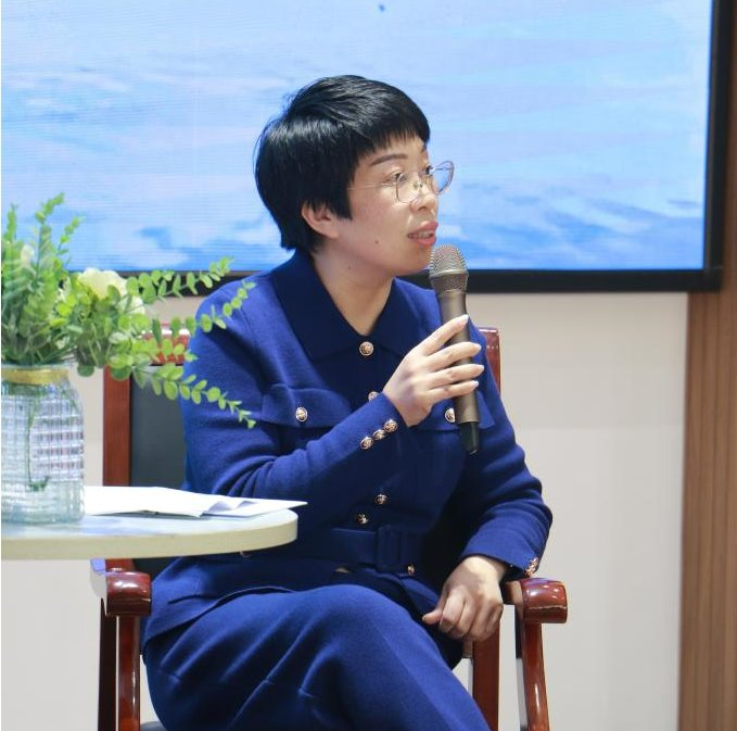 穿着蓝色衣服的人在房间里中度可信度描述已自动生成 穿着蓝色衣服的人在房间里中度可信度描述已自动生成