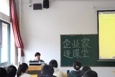 一群人在房间里描述已自动生成 一群人在房间里描述已自动生成