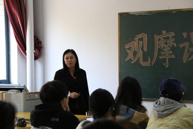 人们在看台上中度可信度描述已自动生成 人们在看台上中度可信度描述已自动生成