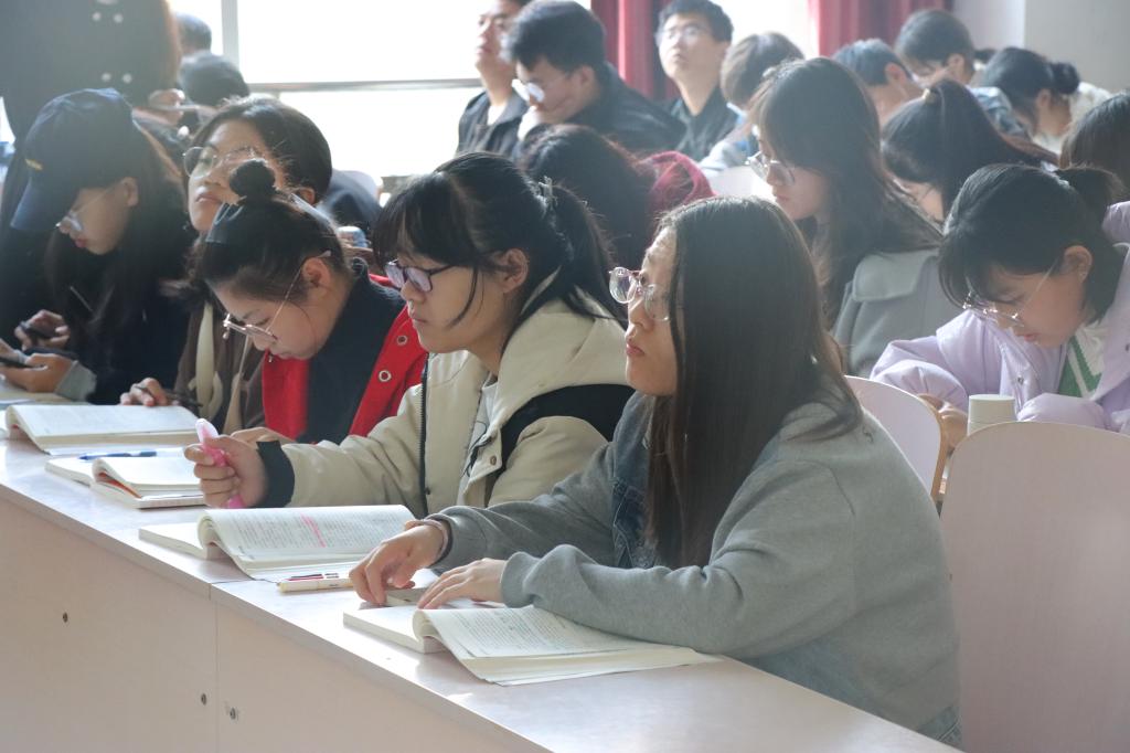 一群人在桌子边描述已自动生成 一群人在桌子边描述已自动生成