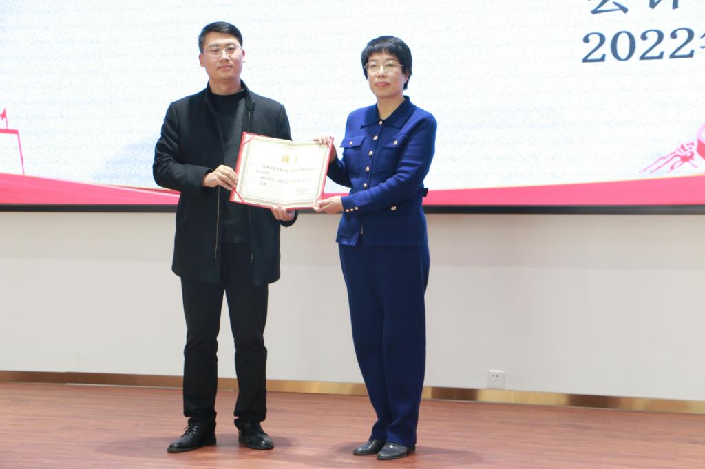 穿西装的男人站在一起描述已自动生成 穿西装的男人站在一起描述已自动生成