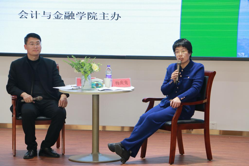 桌子上有男人的照片上写着字低可信度描述已自动生成 桌子上有男人的照片上写着字低可信度描述已自动生成