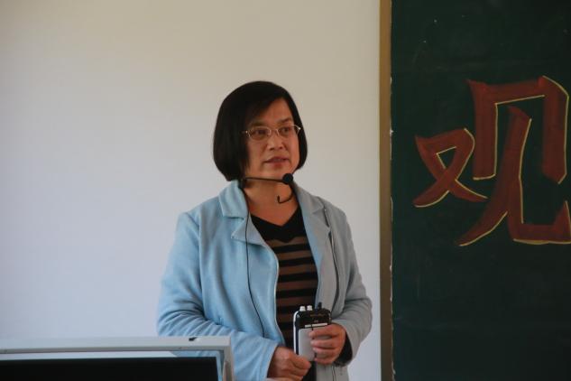 人拿着笔记本电脑中度可信度描述已自动生成 人拿着笔记本电脑中度可信度描述已自动生成