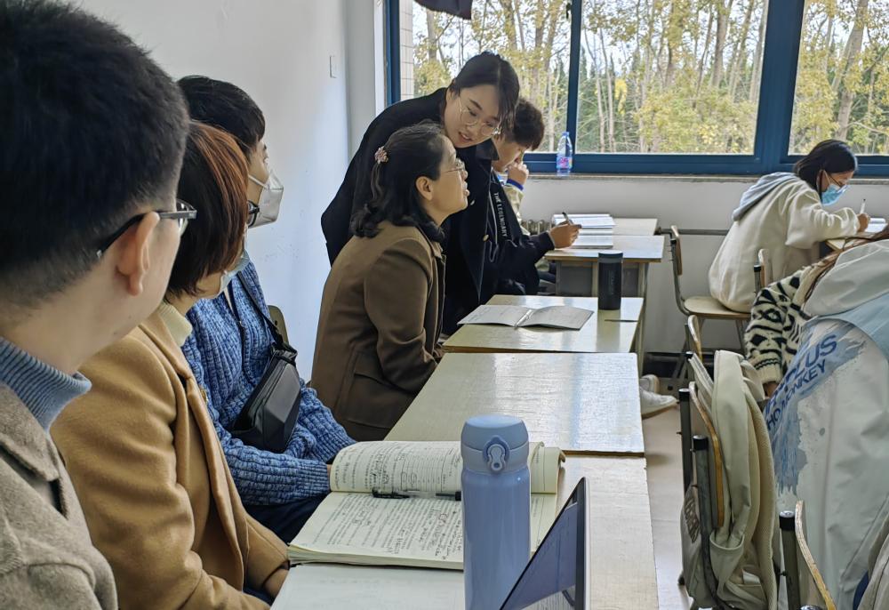 一群人正在聊天描述已自动生成 一群人正在聊天描述已自动生成