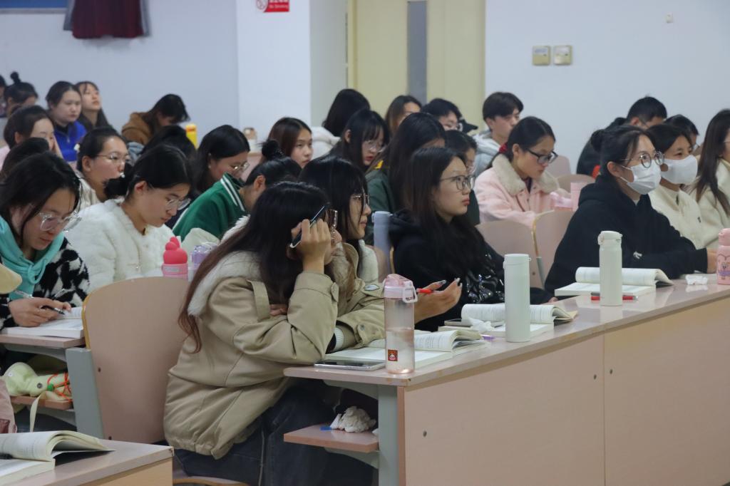 许多人在桌子前描述已自动生成 许多人在桌子前描述已自动生成