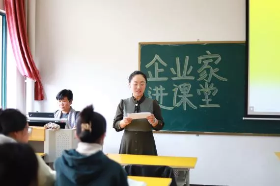 会议室里的人们描述已自动生成 会议室里的人们描述已自动生成