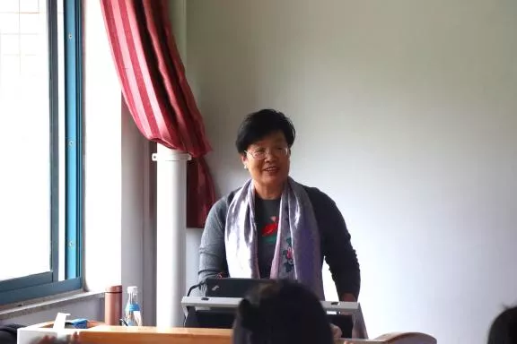 图片包含 人, 室内, 男人, 站描述已自动生成 图片包含 人, 室内, 男人, 站描述已自动生成