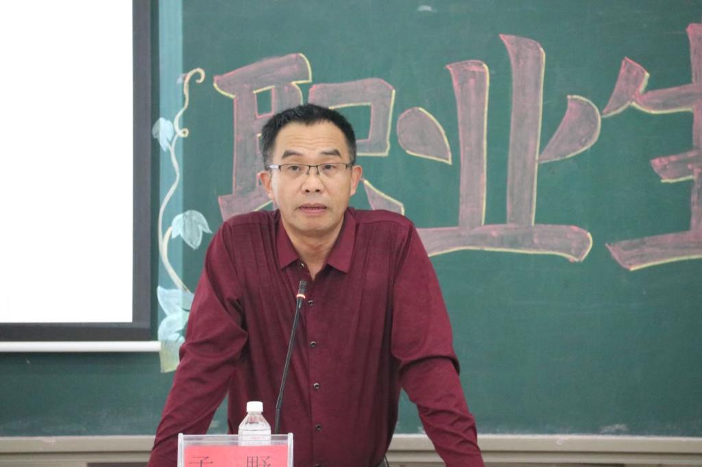 男人的照片上写着字描述已自动生成 男人的照片上写着字描述已自动生成