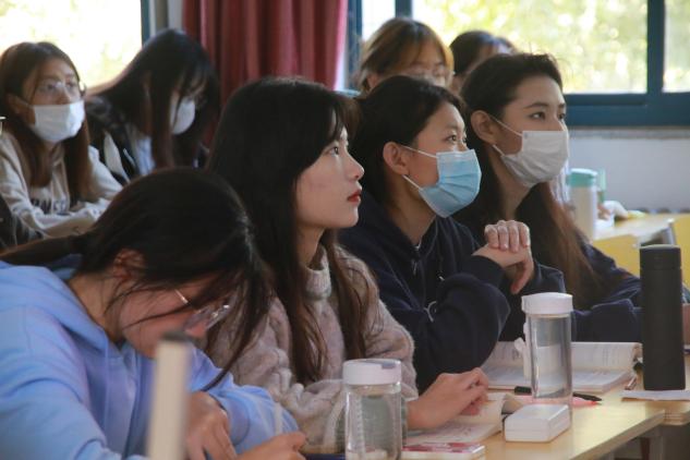 一群人在餐厅里吃东西中度可信度描述已自动生成 一群人在餐厅里吃东西中度可信度描述已自动生成