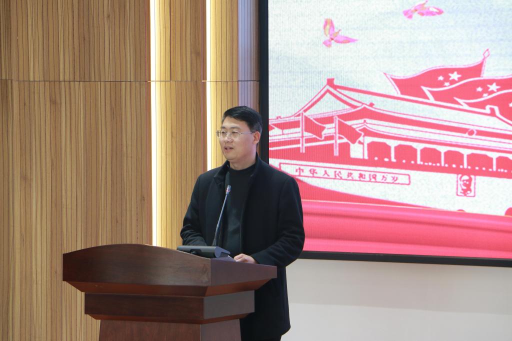 人站在桌子上中度可信度描述已自动生成 人站在桌子上中度可信度描述已自动生成