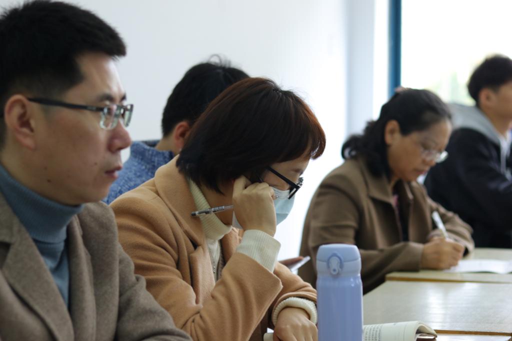 几个人在桌子上描述已自动生成 几个人在桌子上描述已自动生成