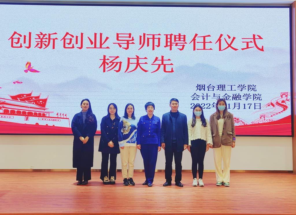 一群人站在一起合影描述已自动生成 一群人站在一起合影描述已自动生成