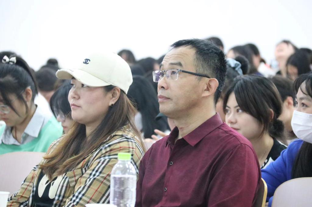 人站在人群中描述已自动生成 人站在人群中描述已自动生成