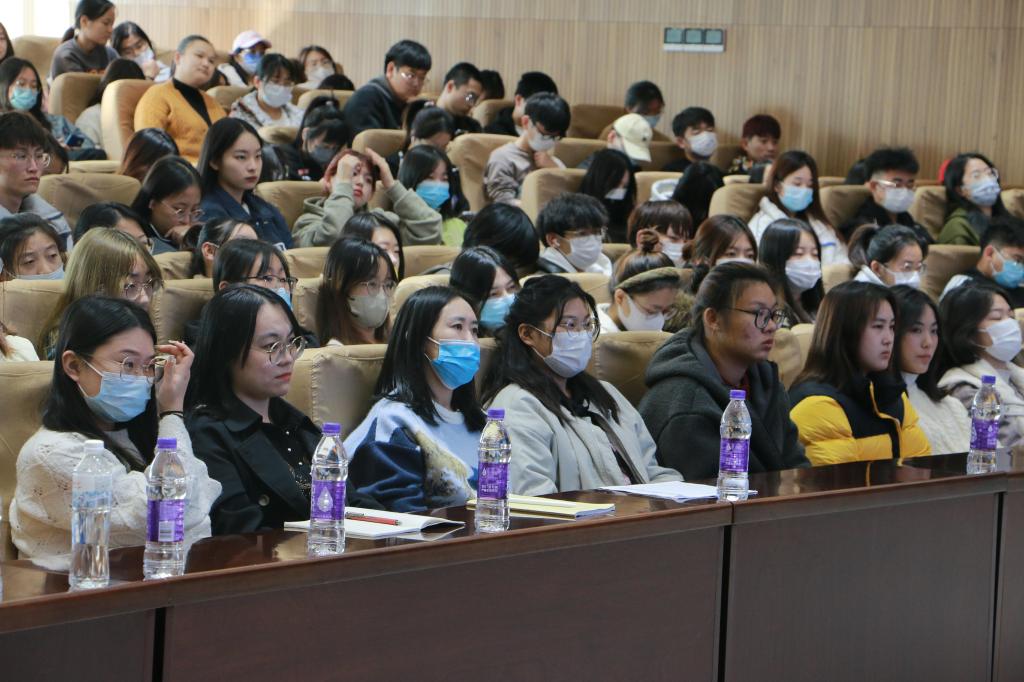 人们在看台上的人和观众中度可信度描述已自动生成 人们在看台上的人和观众中度可信度描述已自动生成