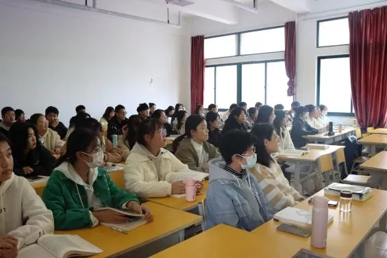 会议室里的人们描述已自动生成 会议室里的人们描述已自动生成