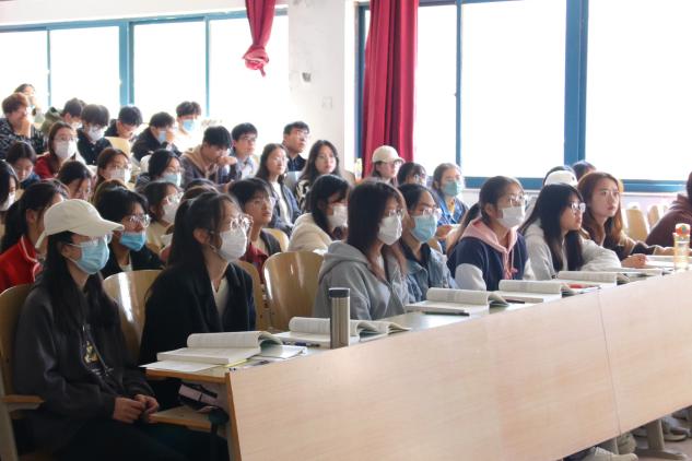 会议室里的人们描述已自动生成 会议室里的人们描述已自动生成