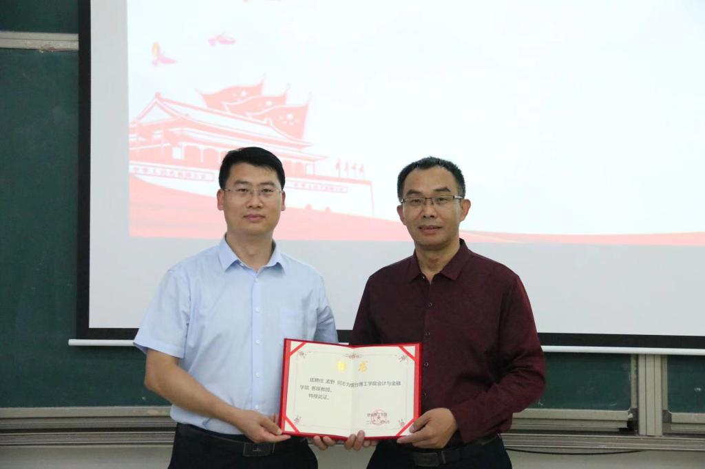 图片包含 人, 男人, 站, 前描述已自动生成 图片包含 人, 男人, 站, 前描述已自动生成